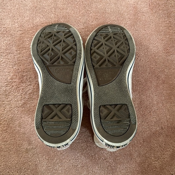 Size 6, white converse - Picture 3 of 3